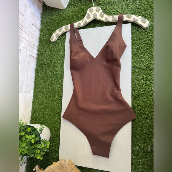 SKIMS BODY UNLINED PLUNGE
THONG BODYSUIT COCOA Brown V-Neck Bodysuit XS New - Picture 13 of 13